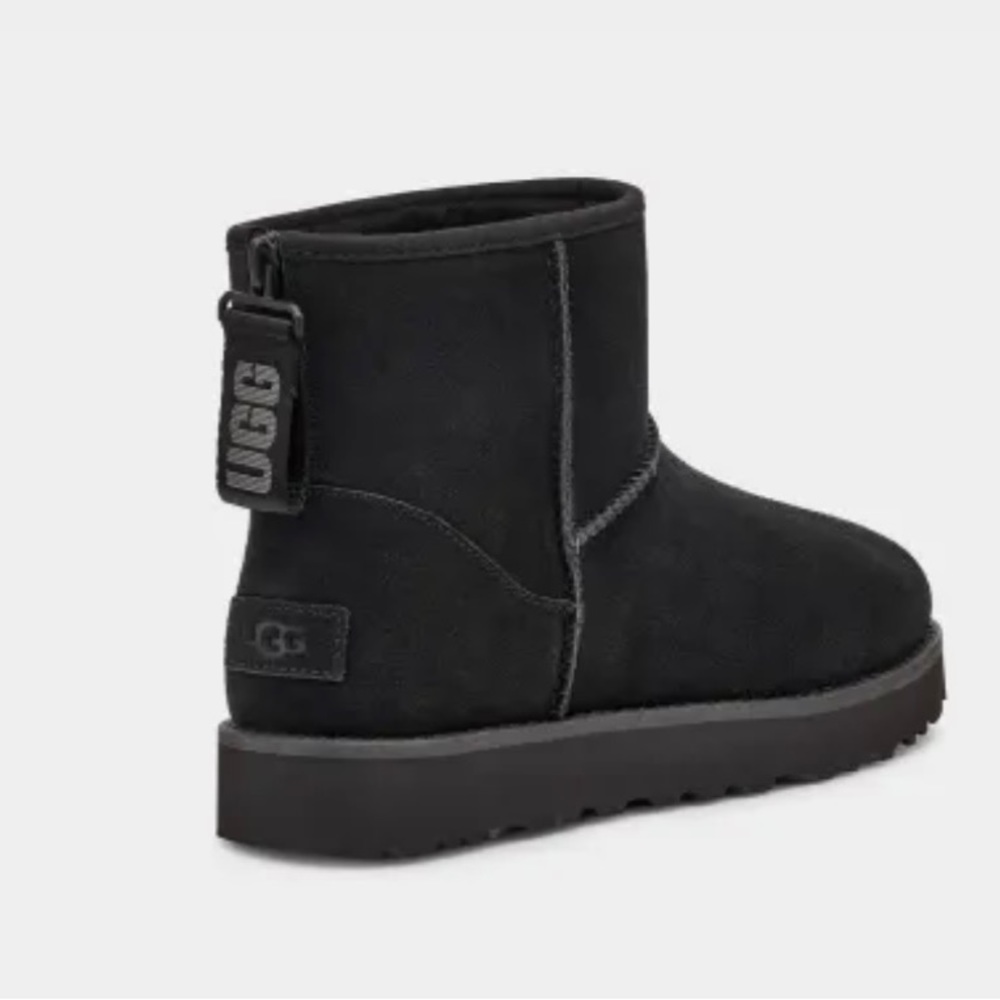 UGG W Classic Mini Logo Zip (Size 6)